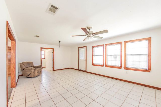 15 Tulip Dr, Gretna, LA 70053