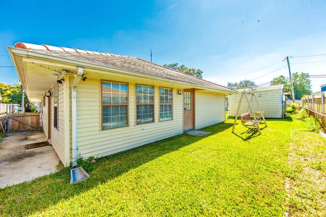 15 Tulip Dr, Gretna, LA 70053