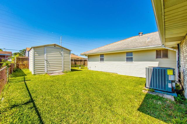 15 Tulip Dr, Gretna, LA 70053