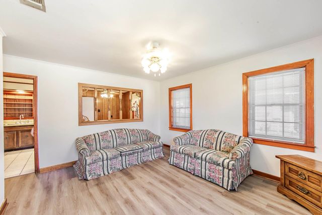 15 Tulip Dr, Gretna, LA 70053