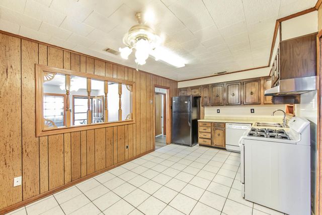 15 Tulip Dr, Gretna, LA 70053