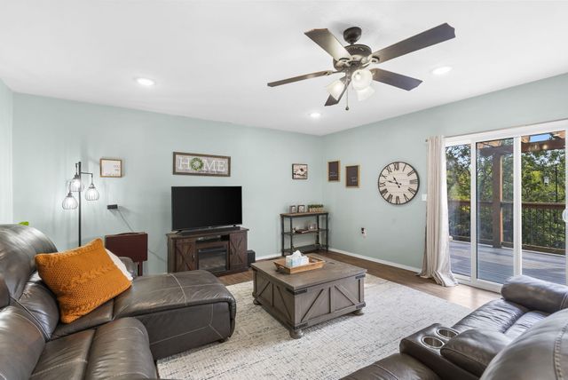 379 Lakewood Loop, Marshfield, MO 65706