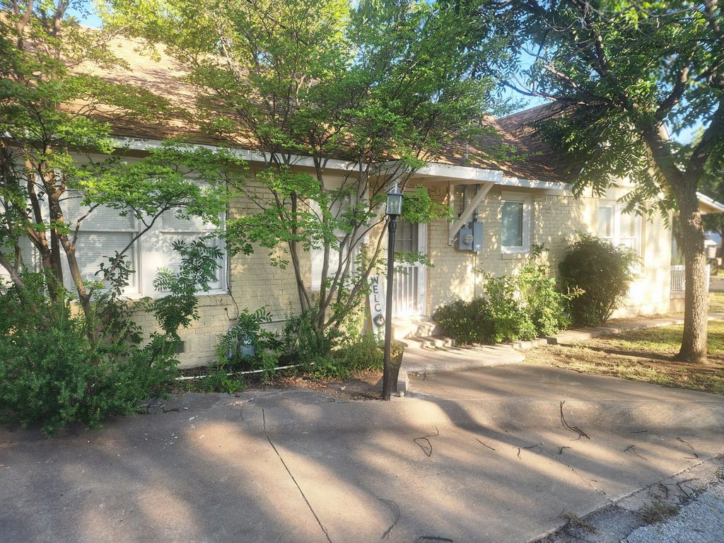 Image 17 of property listing at 1817 W Avenue J, San Angelo, TX 76901