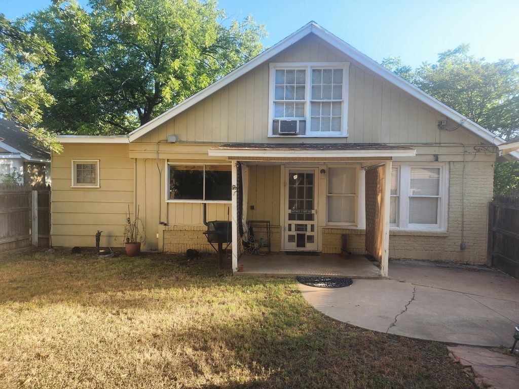 Image 19 of property listing at 1817 W Avenue J, San Angelo, TX 76901