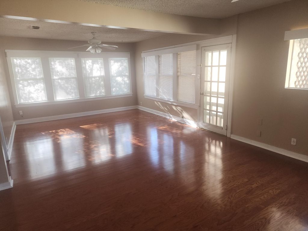 Image 5 of property listing at 1817 W Avenue J, San Angelo, TX 76901