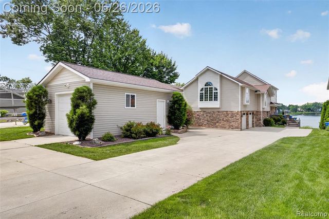 3160 Lexington Road, Waterford, MI 48328