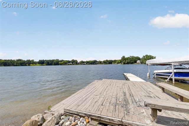 3160 Lexington Road, Waterford, MI 48328