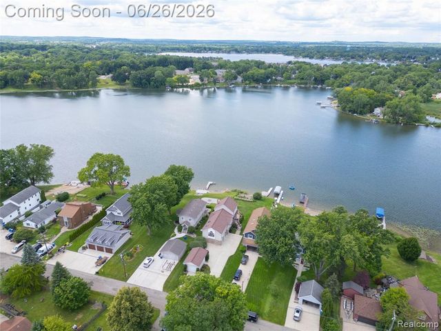 3160 Lexington Road, Waterford, MI 48328