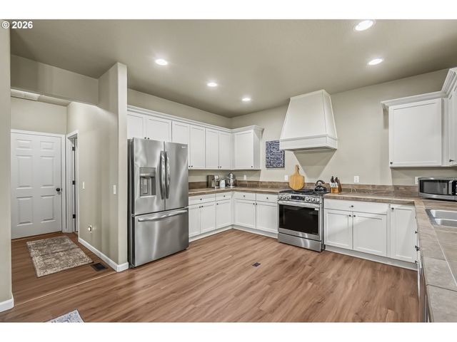 14368 TALAWA Dr, Oregon City, OR 97045