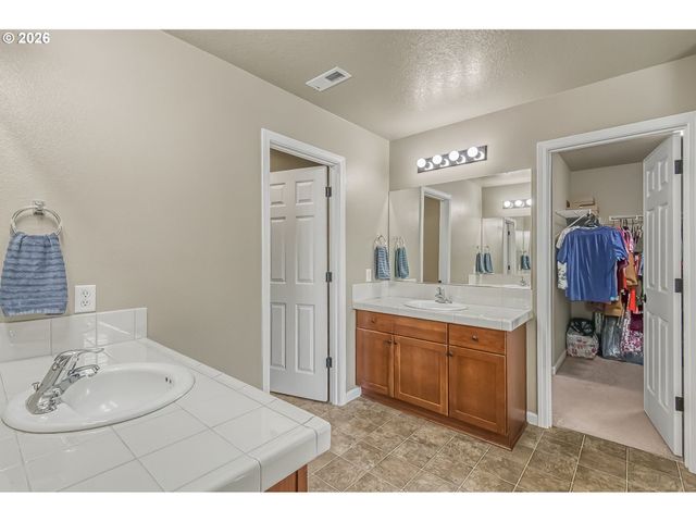 14368 TALAWA Dr, Oregon City, OR 97045