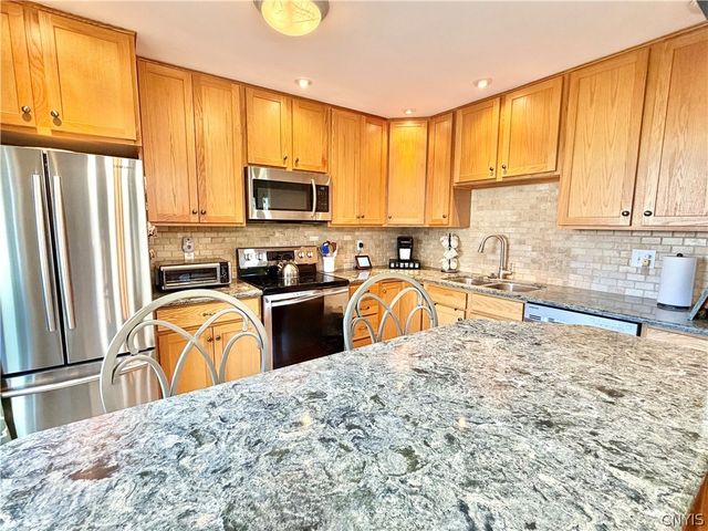 104 Harwinton Court, Camillus, NY 13031