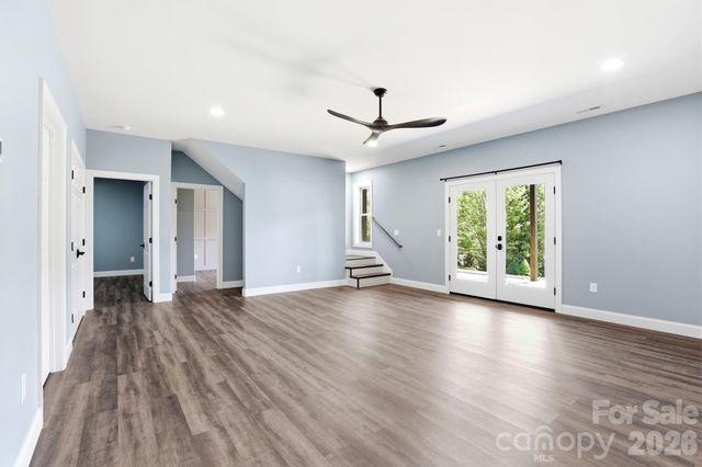 141 N Crab Meadow Drive, Hendersonville, NC 28739