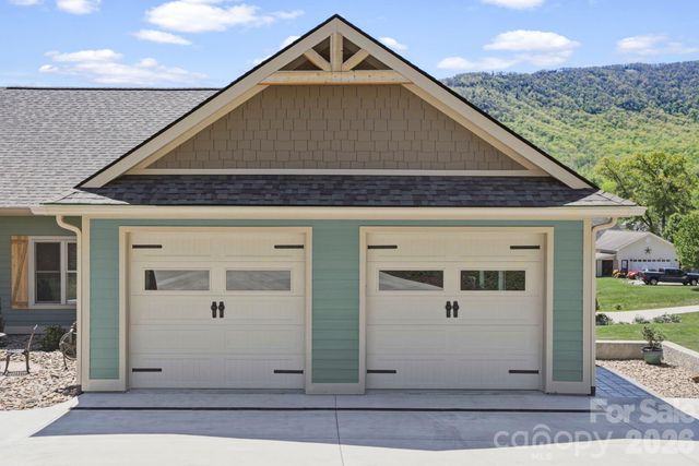141 N Crab Meadow Drive, Hendersonville, NC 28739