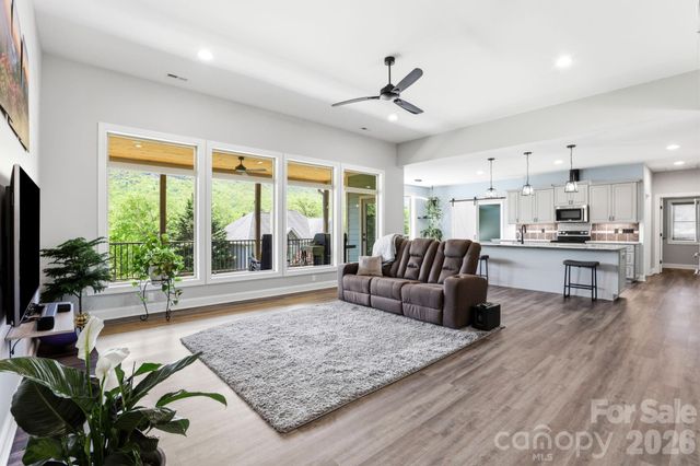 141 N Crab Meadow Drive, Hendersonville, NC 28739