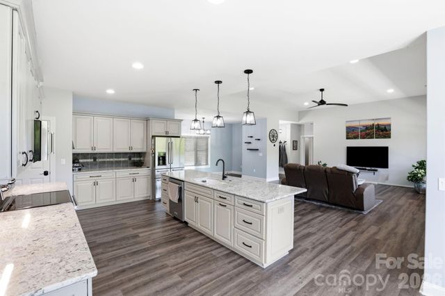 141 N Crab Meadow Drive, Hendersonville, NC 28739