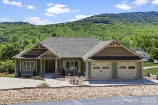 141 N Crab Meadow Drive, Hendersonville, NC 28739