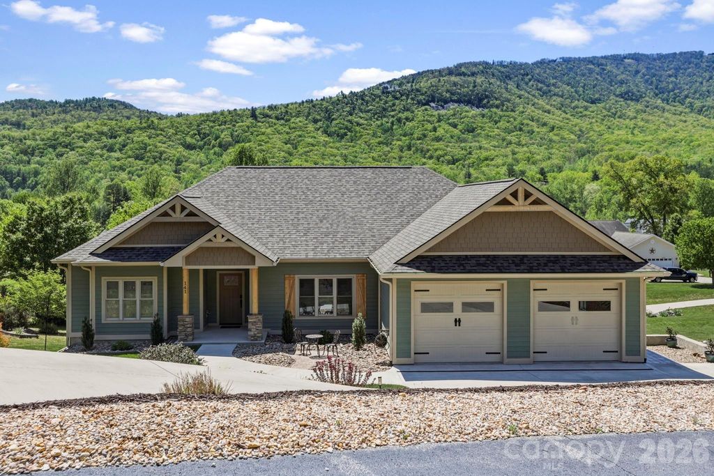 141 N Crab Meadow Drive, Hendersonville, NC 28739