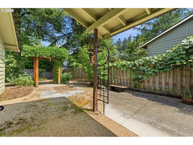 8390 Sw GODWIN Ct, Portland, OR 97223