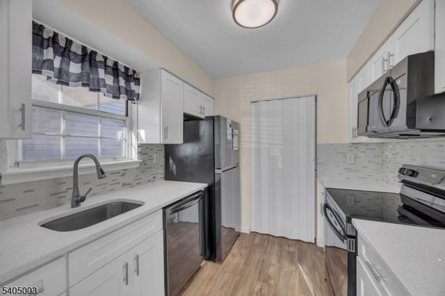 82 Almond Dr, Franklin Twp., NJ 08873