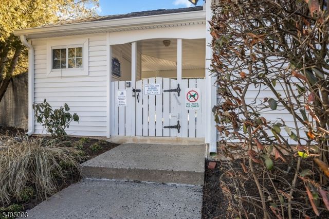 82 Almond Dr, Franklin Twp., NJ 08873