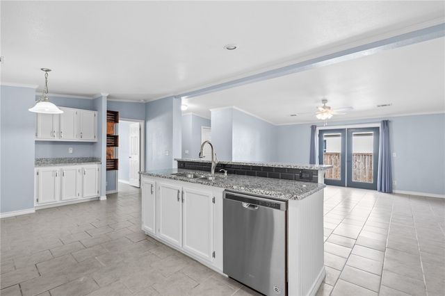 1510 Oak Harbor Dr, Corpus Christi, TX 78418
