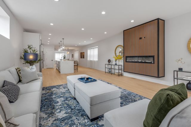 1522 W Wolfram Street, Chicago, IL 60657