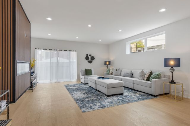1522 W Wolfram Street, Chicago, IL 60657