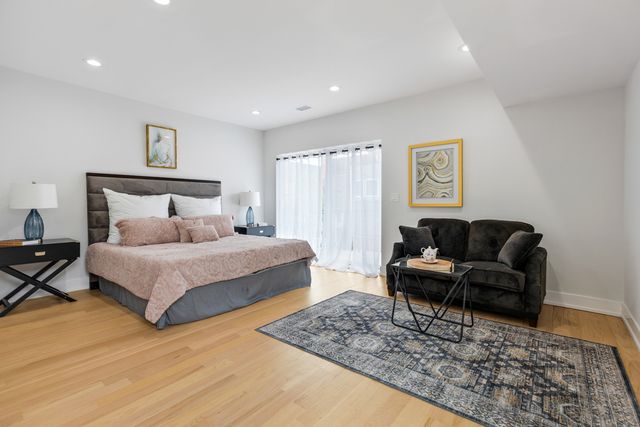 1522 W Wolfram Street, Chicago, IL 60657
