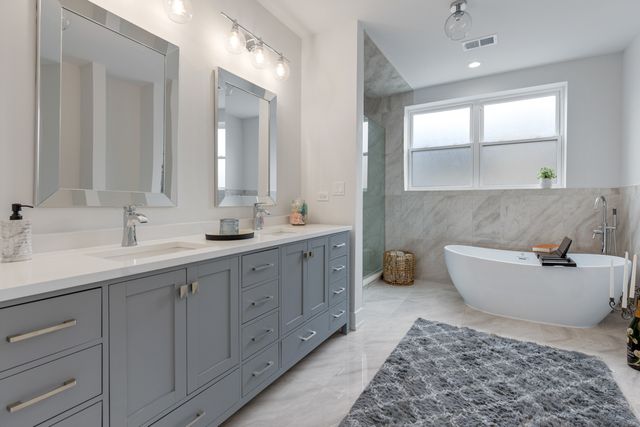 1522 W Wolfram Street, Chicago, IL 60657