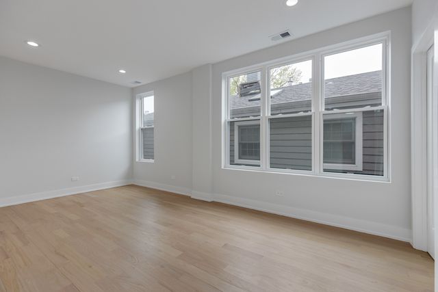 1522 W Wolfram Street, Chicago, IL 60657
