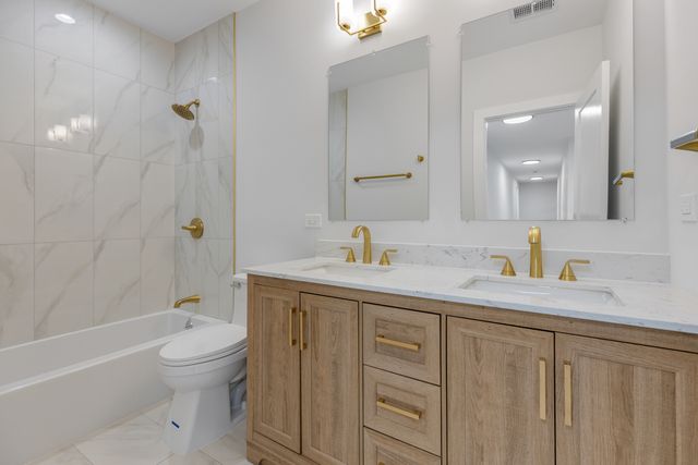 1522 W Wolfram Street, Chicago, IL 60657
