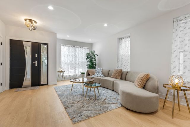 1522 W Wolfram Street, Chicago, IL 60657