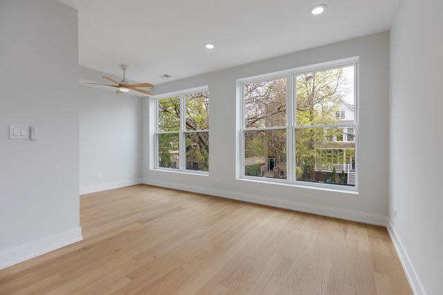 1522 W Wolfram Street, Chicago, IL 60657