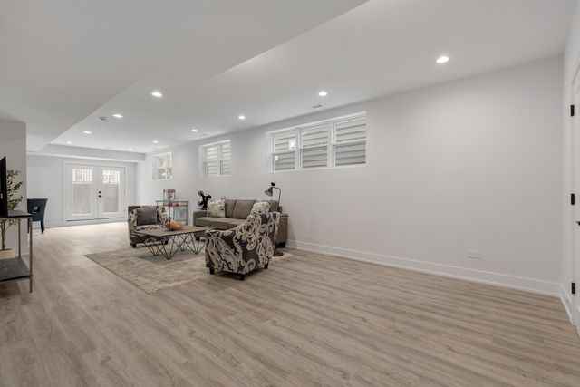 1522 W Wolfram Street, Chicago, IL 60657