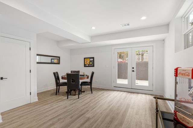 1522 W Wolfram Street, Chicago, IL 60657