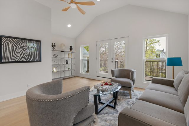 1522 W Wolfram Street, Chicago, IL 60657