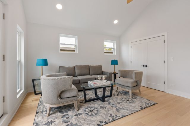 1522 W Wolfram Street, Chicago, IL 60657