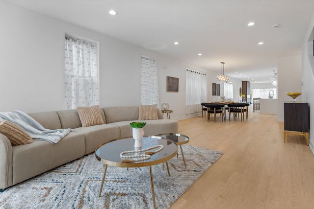 1522 W Wolfram Street, Chicago, IL 60657