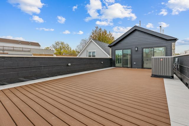 1522 W Wolfram Street, Chicago, IL 60657
