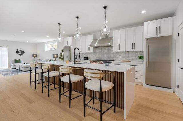 1522 W Wolfram Street, Chicago, IL 60657