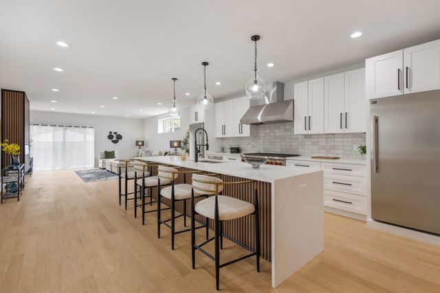 1522 W Wolfram Street, Chicago, IL 60657