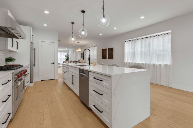 1522 W Wolfram Street, Chicago, IL 60657