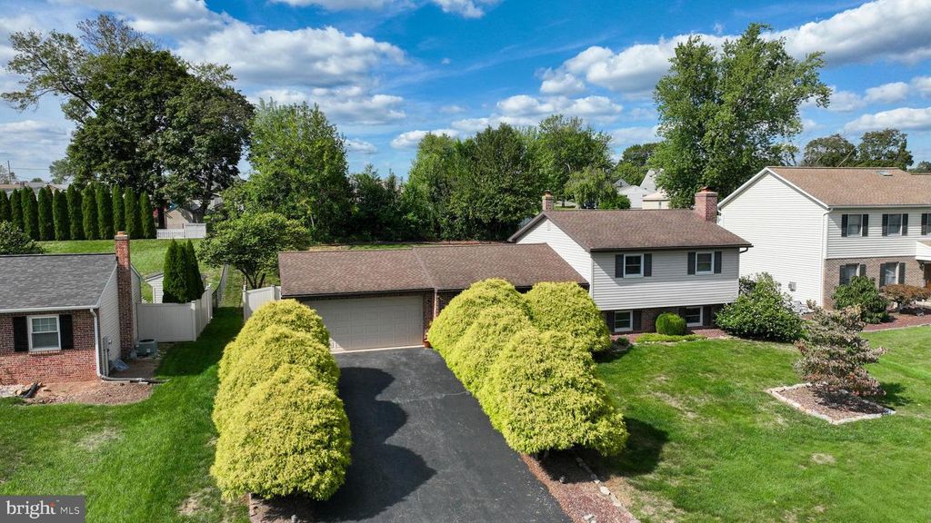 2761 DANIELLE DR, Dover, PA 17315