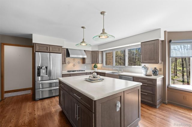 561 Valley Drive, Milford Charter Township, MI 48381