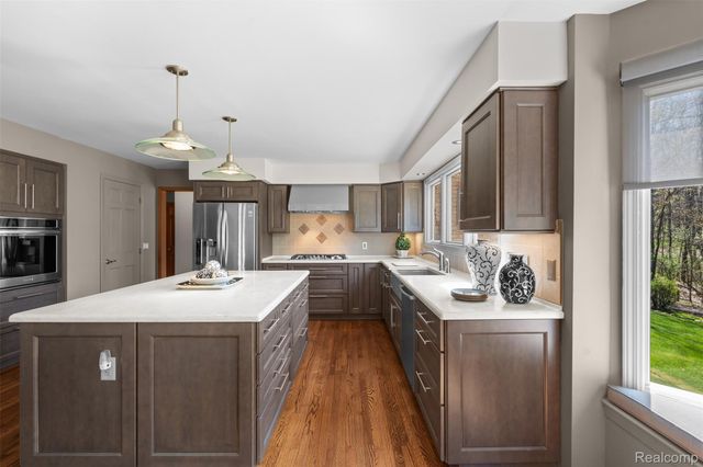 561 Valley Drive, Milford Charter Township, MI 48381