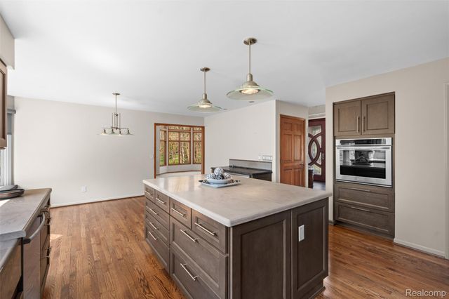561 Valley Drive, Milford Charter Township, MI 48381
