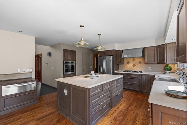 561 Valley Drive, Milford Charter Township, MI 48381