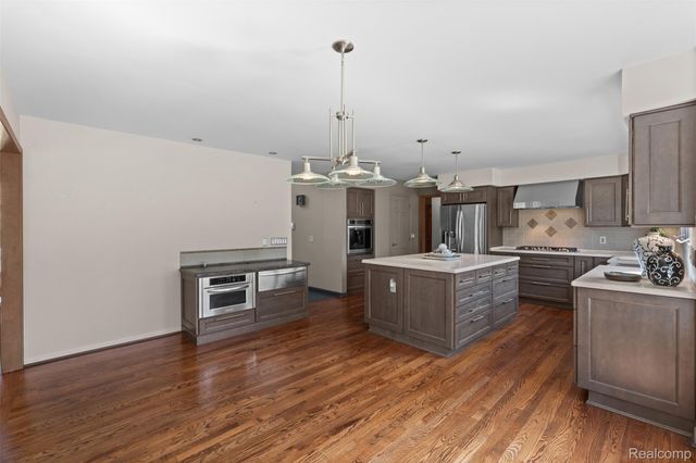561 Valley Drive, Milford Charter Township, MI 48381