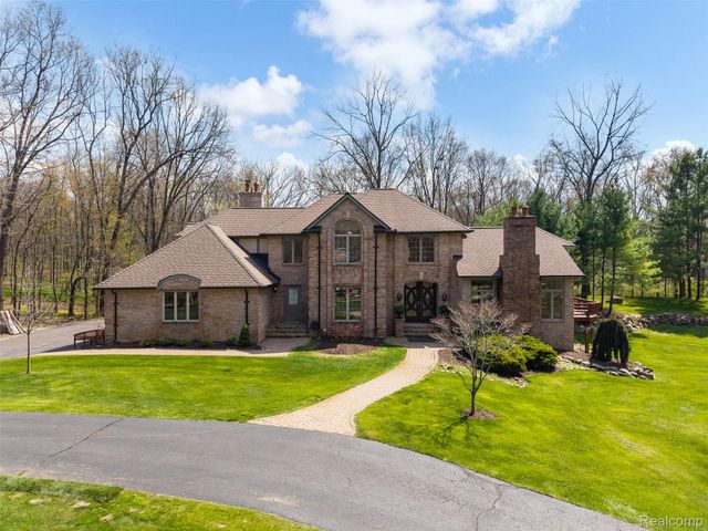 561 Valley Drive, Milford Charter Township, MI 48381
