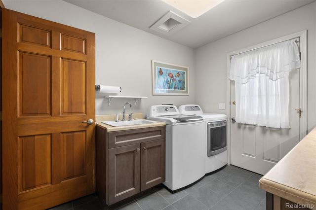 561 Valley Drive, Milford Charter Township, MI 48381